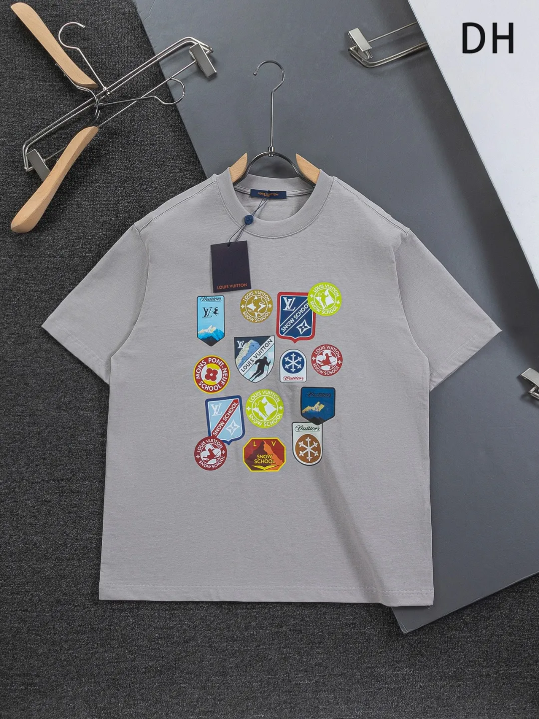🅿️190 Louis Vuitton 1V LV micro-wide version S-XL LV 26ss New product counters are on the shelves at the same time Multi-process digital direct printing Various travel patches on the chest Micro-stamp printing Round-neck short-sleeved T-shirts, the same style for men and women! Consigned to one-to-one creation. Synchronized with the official website, pure cotton fabrics at the counter! It is close to the skin and comfortable, durable and easy to wear. It has a classic and simple logo design and meticulous original craftsmanship. Short-sleeves, a must-have item for men, do not appear to be the same for the general public, but must be unique and eye-catching. This LV short-sleeve is all about quality, comfort, the same shape and fashion as always, including fabrics and cutting techniques. All of them have been made with great effort! 320 grams of washed pure cotton fabric, pure cotton is breathable, very refreshing and comfortable for daily wear. The rib knitting on the neckline is smooth and tight, and the neckline will not be skewed if you toss it at will. The loose version, you will find that it looks really good on the upper body. The overall is minimalist and neat, super versatile for daily use! Pair it casually with a pair of pants for a youthful look. A T-shirt will make your outfit crazy. It is a fashionable item that can never go wrong! Color: Black White Gray Size: S-XL Size chart: S: Shoulder width 50-Bust 56-Length 70 M: Shoulder width 52-Bust 57-Length 72 L: Shoulder width 54-Bust 59-Length 74 XL: Shoulder width 56-Bust 62-Length 76